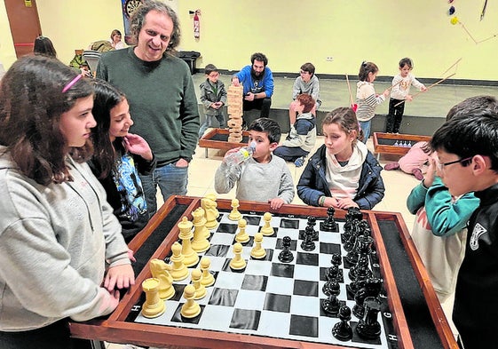 Juegos gigantes divierten a adultos y pequeños en la recta final de las fiestas de Valdenebro de los Valles