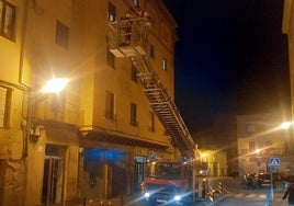 Bomberos intervienen en asegurar elementos de un edificio en San Facundo tras caer cristales a la calle debido al intenso viento.