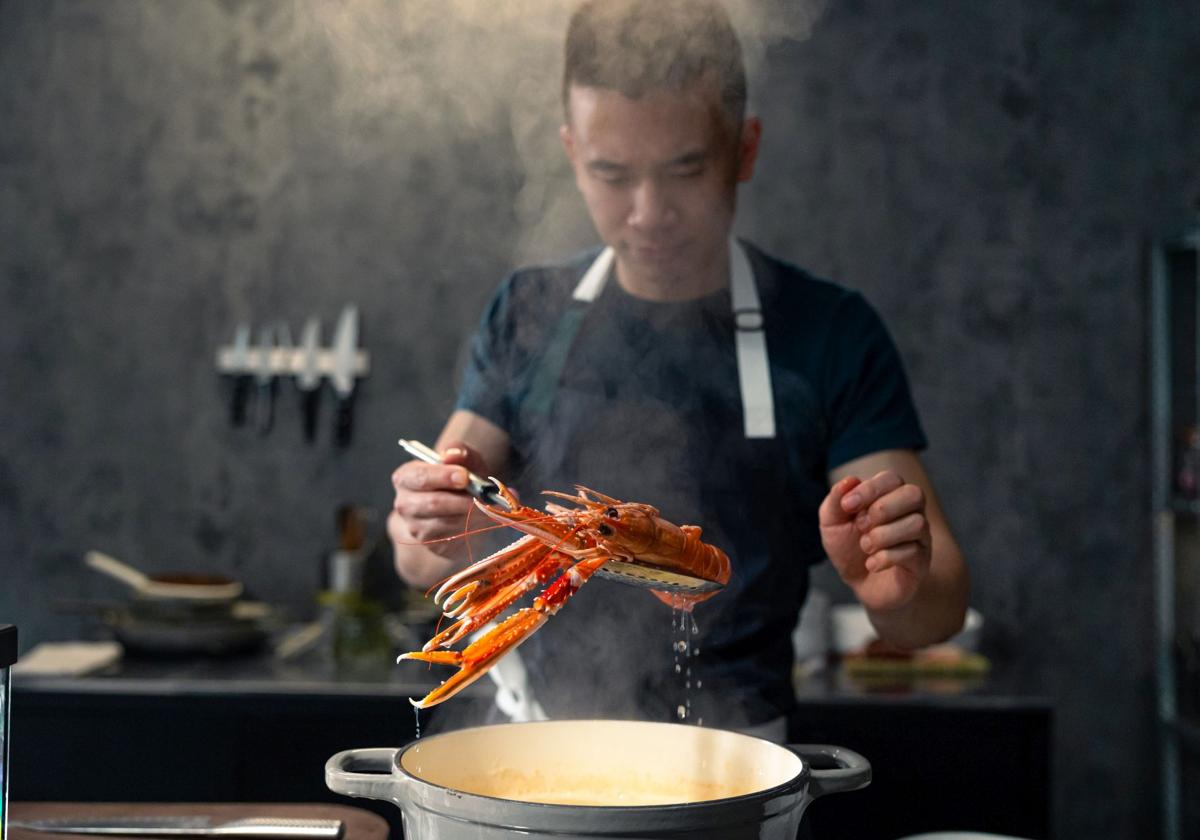 El chef Jiale Pan preparada uno de sus platos con productos de Lamarca.