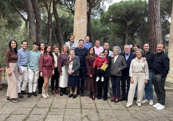 Jaruja, en el centro, rodeada de sus hijos, nietos y biznietos en Tordesillas