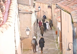 Tursitas caminan por una de las calles de la Villa del Libro