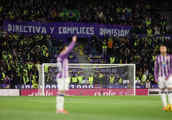 Protestas contra Ronaldo Nazário y la directiva del Real Valladolid el pasado sábado en el estadio Zorrilla.