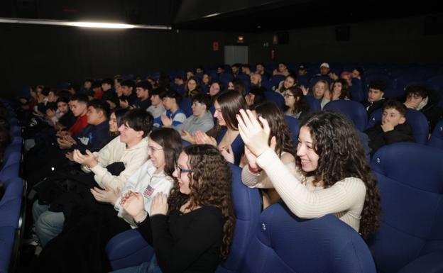 Un grupo de estudiantes aplaude en la sala.