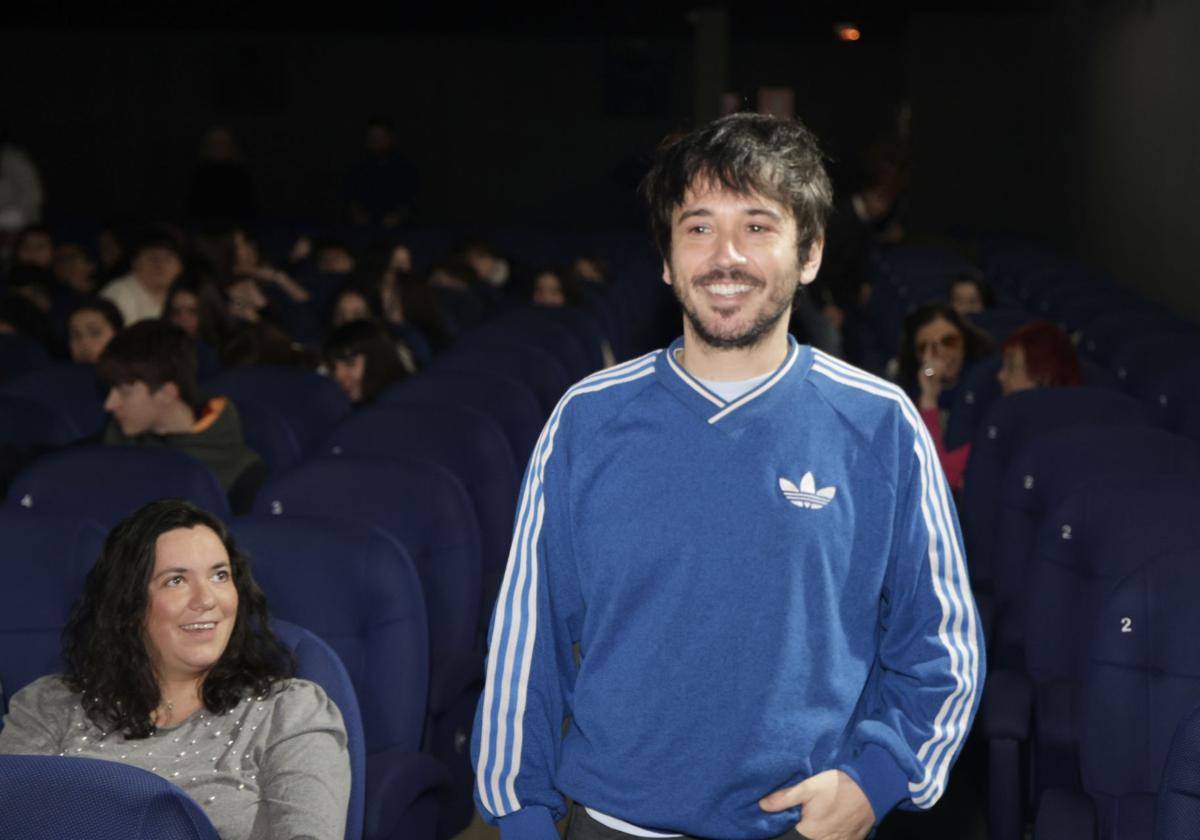 Pedro Martín-Calero en los cines Broadway, junto a alumnos del programa Pajarillos Educa.