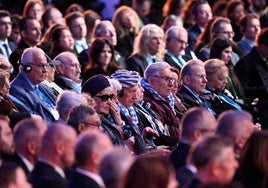 Supervivientes del Holocausto en la ceremonia de recuerdo a las víctimas.