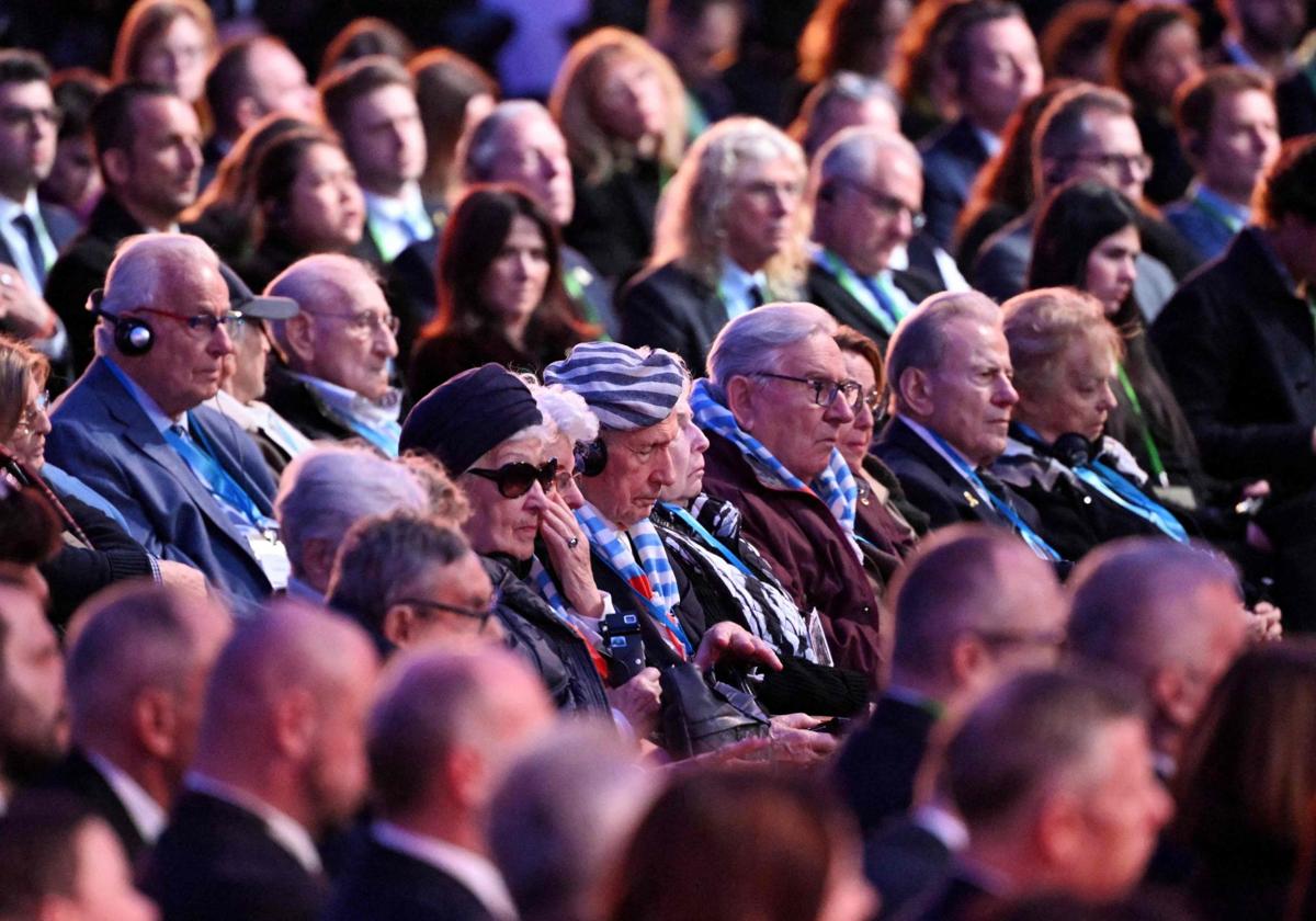 Supervivientes del Holocausto en la ceremonia de recuerdo a las víctimas.