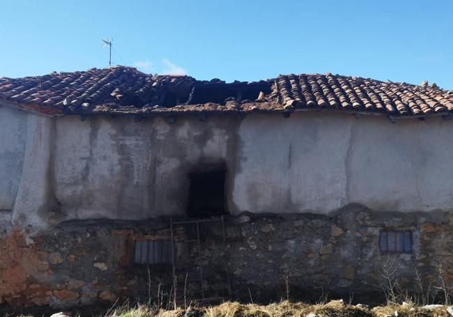 Pajar que ardió en otro punto de la pedanía de Cantoral.