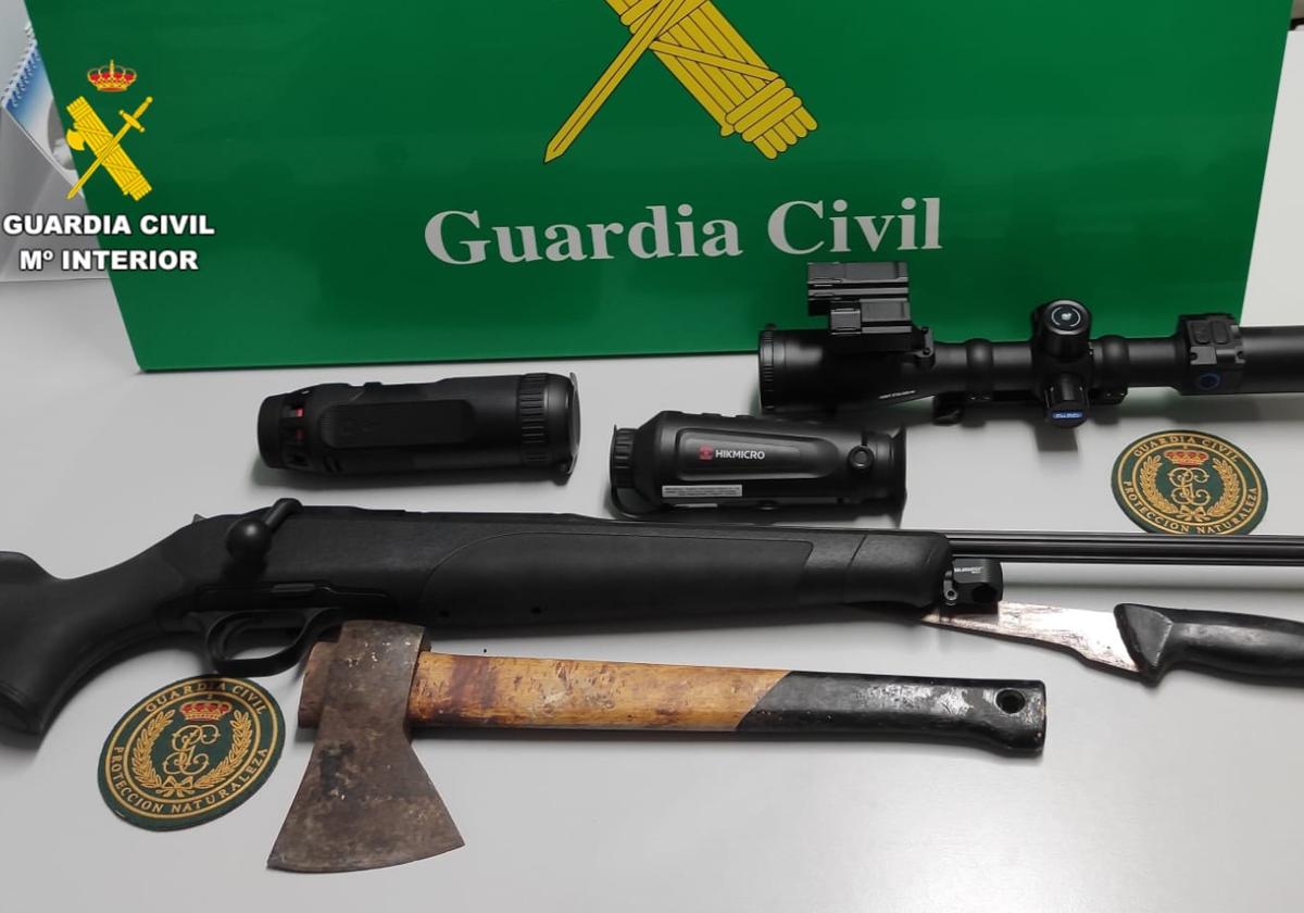 Armas y material cinegético incautado por la Guardia Civil.