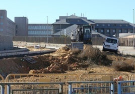 Obras de urbanización junto al Hospital General, donde se construirá la central de biomasa.