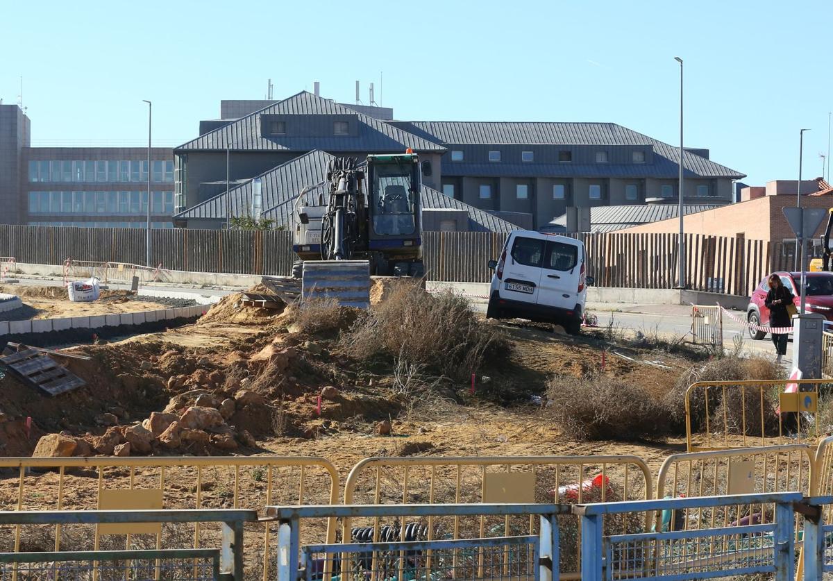 Obras de urbanización junto al Hospital General, donde se construirá la central de biomasa.