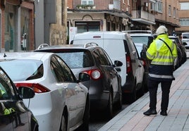 Una trabajadora del servicio de la ORA, en la calle San Marcos.