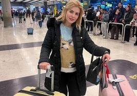 Rosana Largo posa con las maletas recuperadas, que se perdieron y viajaron a Valencia con sus cinco vestidos.