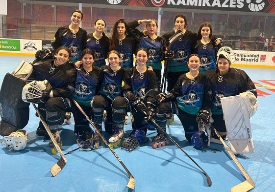 Las jugadoras de Las Panteras posan en ek pabellón de Tres Cantos.