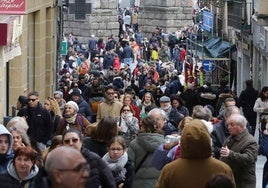 Riada de turistas entremezclados con transeúntes segovianos en la pasada Semana Santa.