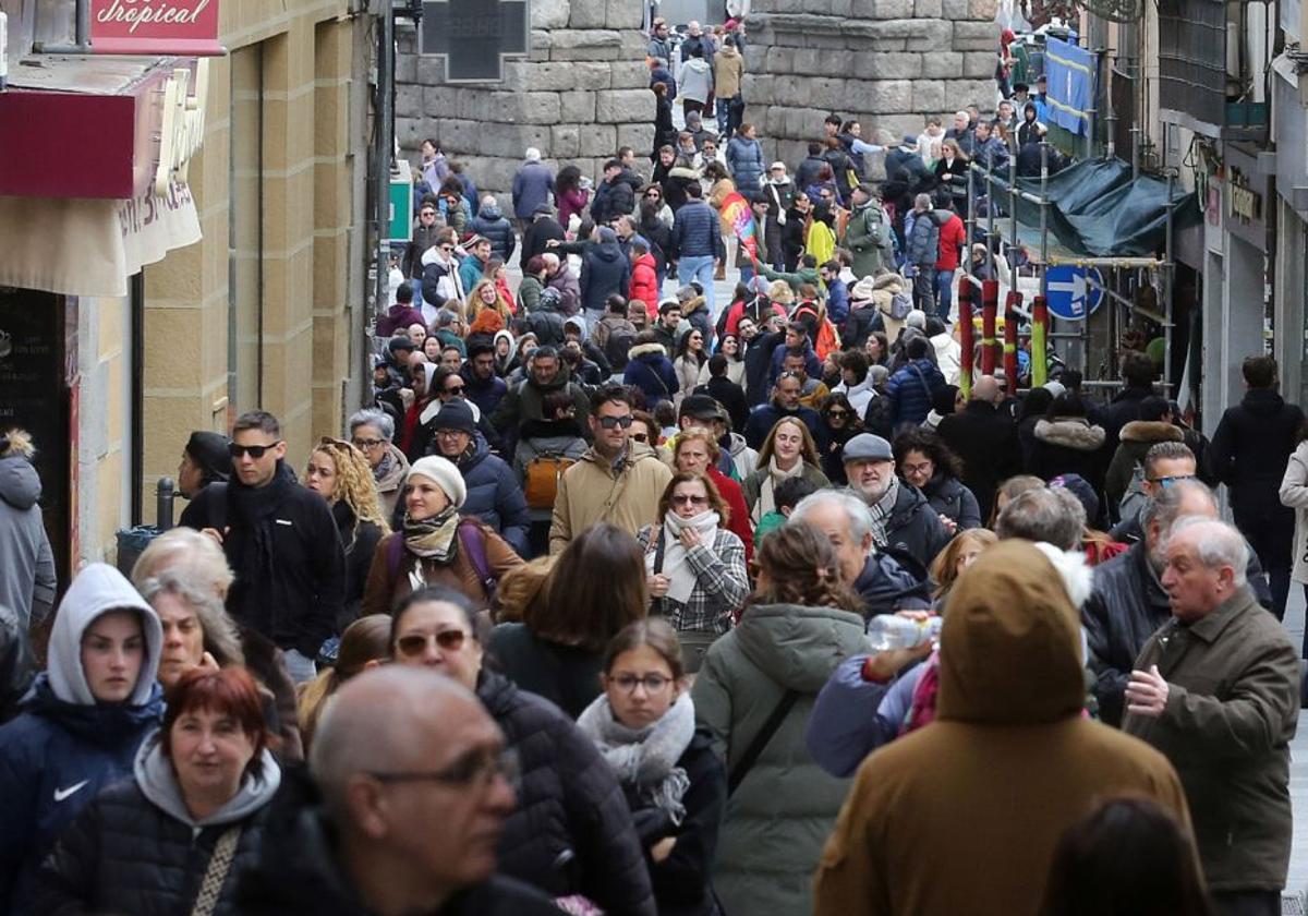 Riada de turistas entremezclados con transeúntes segovianos en la pasada Semana Santa.