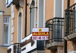 Imagen de archivo de un cartel que anuncia el alquiler de un piso en Segovia.