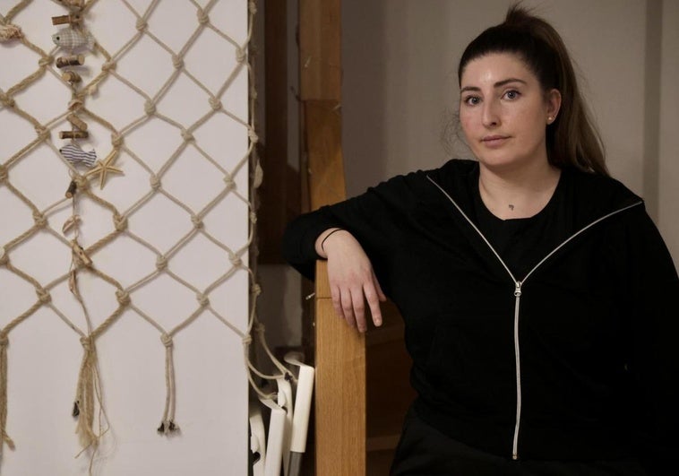 Nuria Angui, ex-inquilina de VIVA damandada por la entidad, en su actual vivienda en Arroyo de la Encomienda.