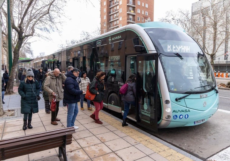 Usuarios de Auvasa se suben a un autobús de la línea 1 frente a El Corte Inglés.