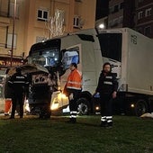 Cortada la circulación en la plaza Circular tras el accidente de un camión