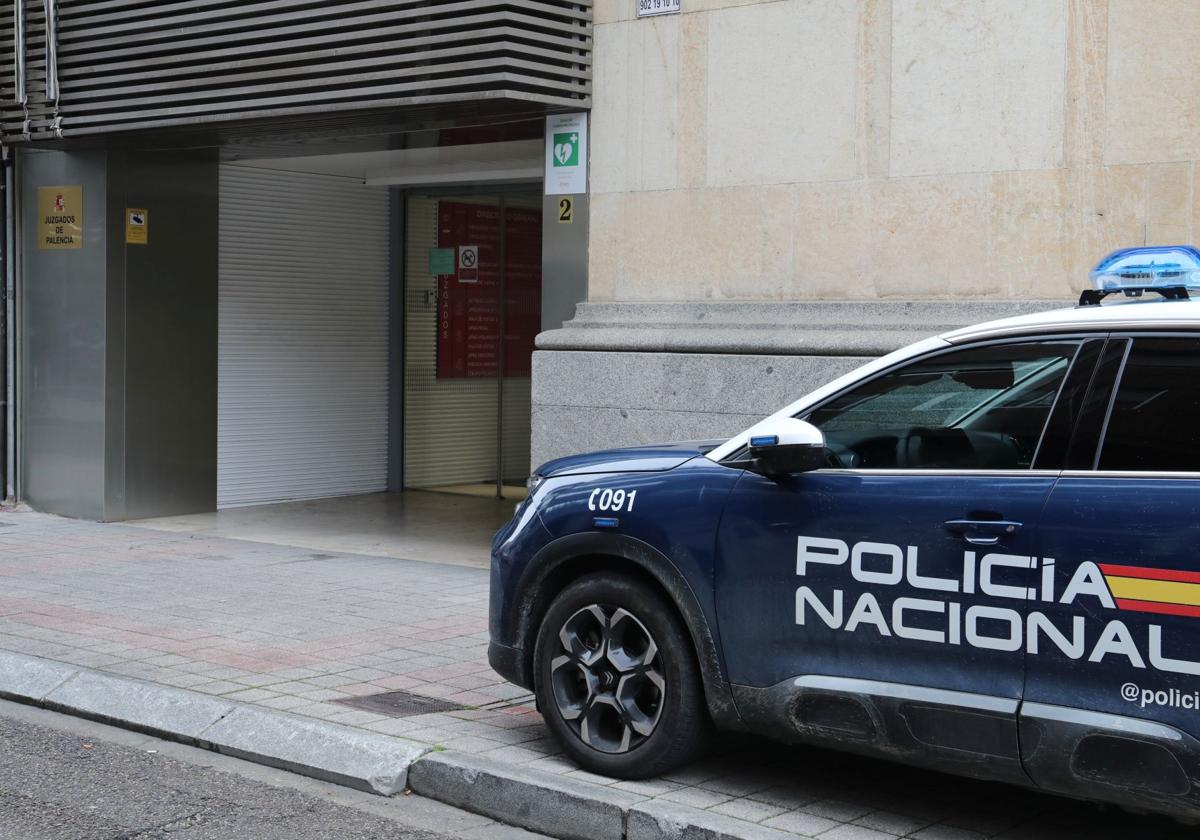 Un coche de Policía Nacional, a la puerta de los juzgados ubicados en el antiguo Banco de España.