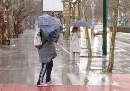 Una mujer intenta protegerse del viento al paso de Herminia el pasado lunes.