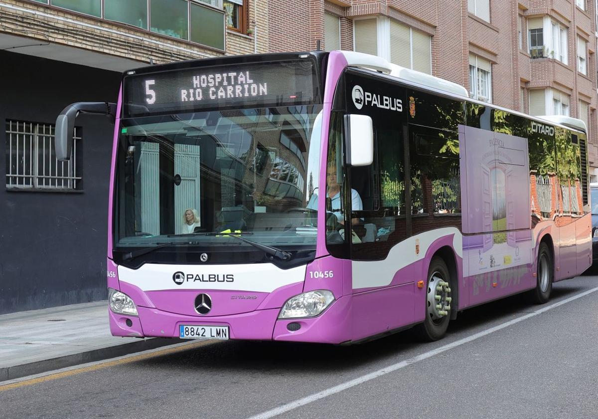 Un autobús urbano en la calle Padre Claret.