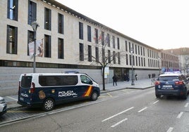 Policía Nacional en las inmediaciones de los Juzgados de lo Penal, donde este martes se ha celebrado el juicio contra el joven.