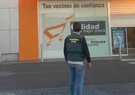 Un agente de la Guardia Civil, frente a un supermercado de Olmedo.