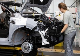 Una joven trabajadora en la línea de ensamblaje del Renault Captur en Valladolid.