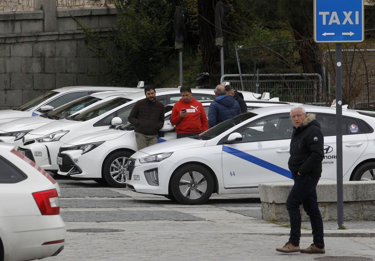 Taxistas esperan en la parada de la plaza de Artillería.