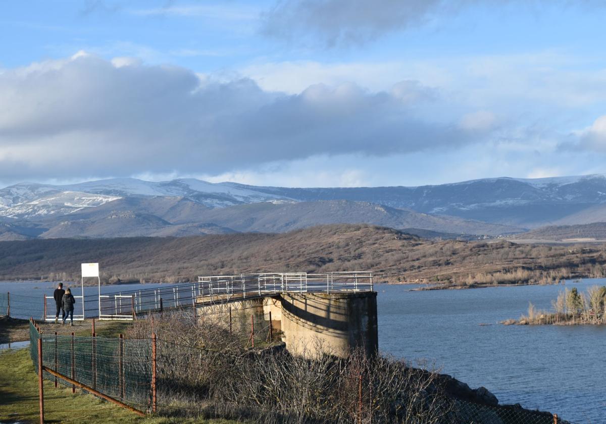 Mirador junto a la presa de Aguilar, con los montes de Barruelo nevados al fondo.