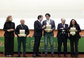 El consejero Juan Carlos Suárez-Quiñones entrega los reconocimientos de autorizaciones ambientales y etiquetas ecológicas a empresas de Castilla y León.