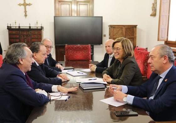 Armisén, frente a Amilivia, en la reunión en la Diputación de Palencia.