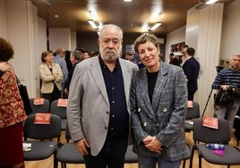 Elisa Aguilar posa con Óscar Castañeda, presidente de la Territorial de baloncesto.