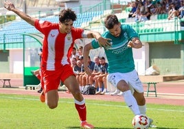 Josh Farrel (d), durante un partido esta temporada con el Villanovense