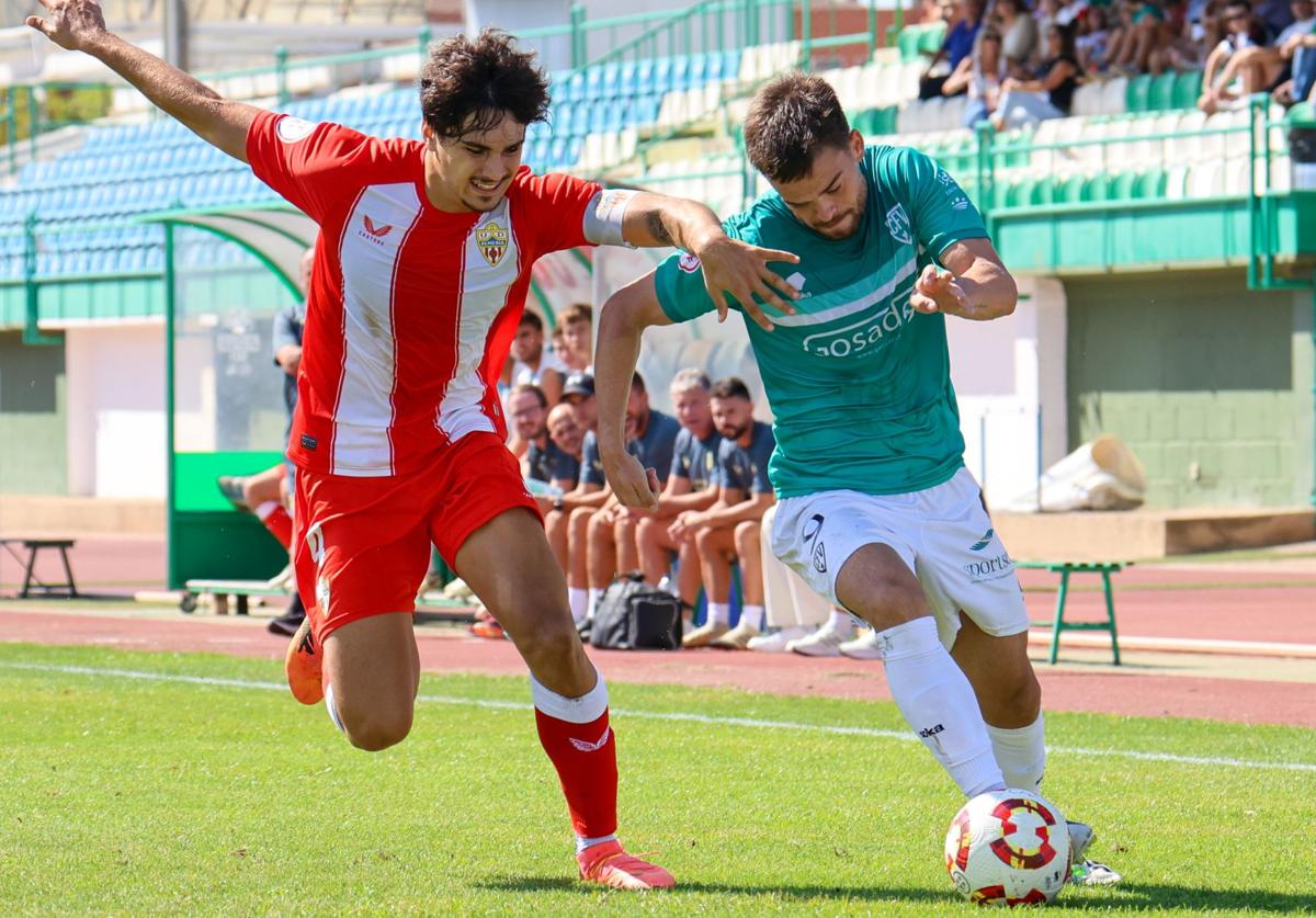 Josh Farrel (d), durante un partido esta temporada con el Villanovense