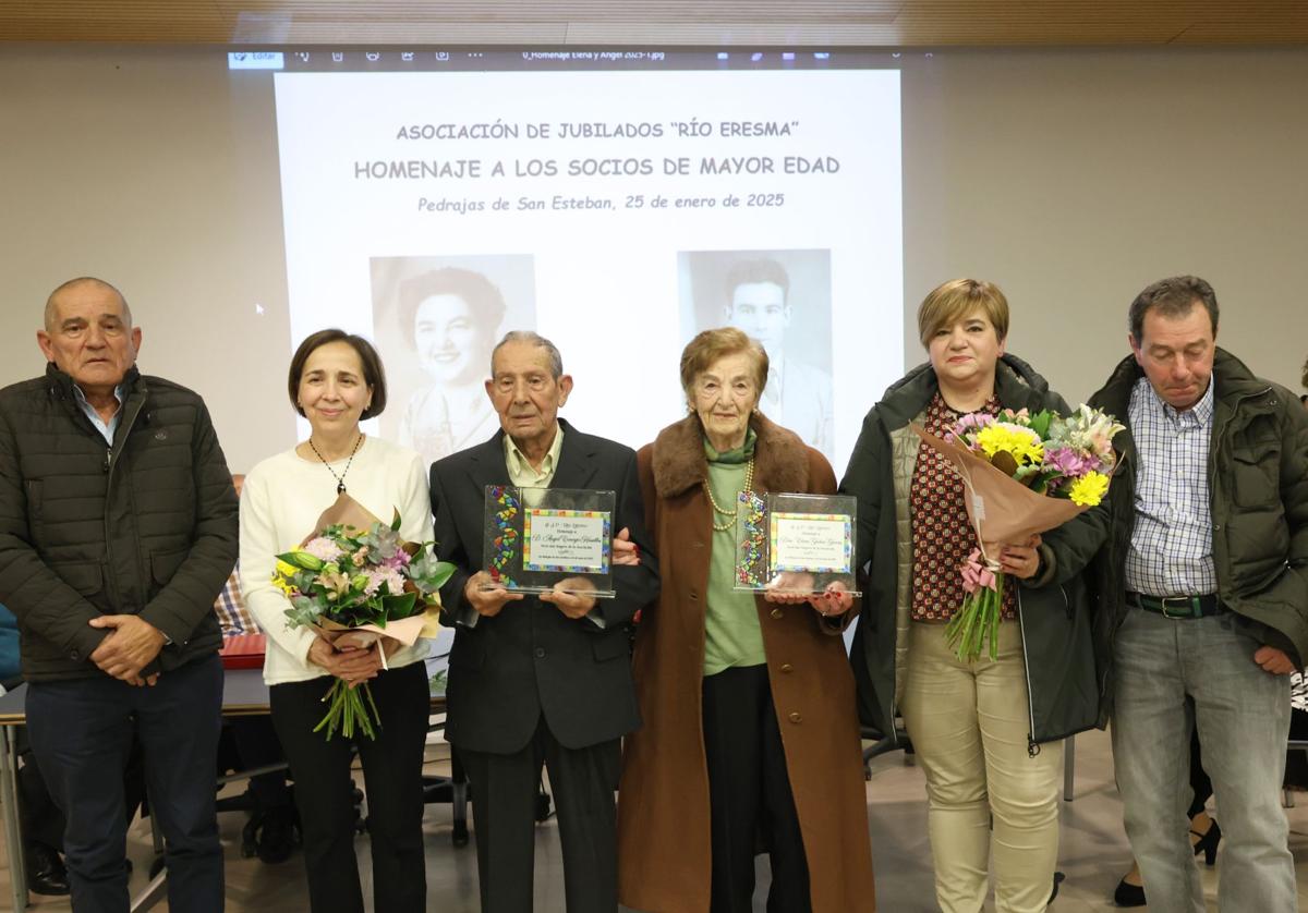 Los homenajeados junto a sus hijos.