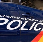 Detenidos por romper con un hacha la puerta de una tienda para robar