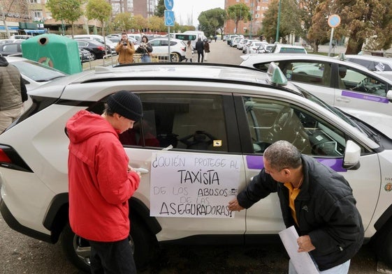 Un taxista coloca un cartel en el lateral de su vehículo, este miércoles durante la manifestación en Valladolid.