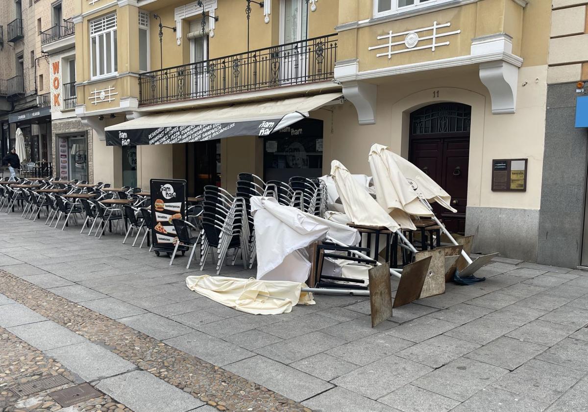 Sombrillas de una terraza de la avenida del Acueducto derribadas por el viento.