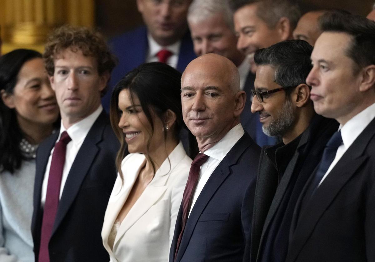 De i a d; Mark Zuckerberg, Lauren Sánchez, Jeff Bezos, Sundar Pichai y Elon Musk, en la ceremonia de investidura de Donald Trump.