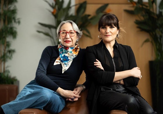 Laura Gavasa y Rozalén antes de la rueda de prensa.