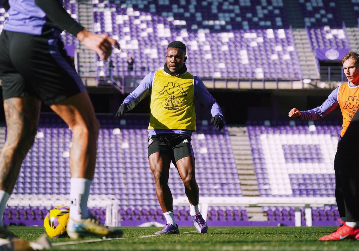 Joseph Aidoo, en su primera sesión de entrenamiento con el Real Valladolid en el estadio Zorrilla.