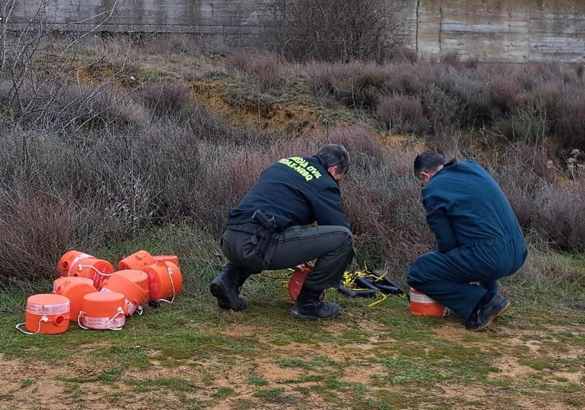 Agentes de la Guardia Civil destruyen las bombas extintoras.