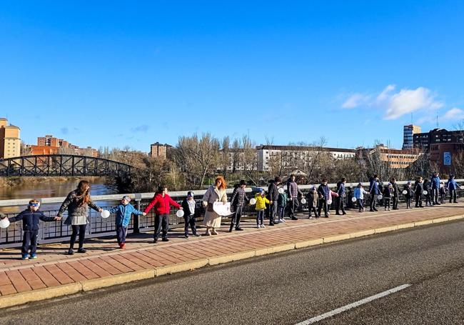 La comunidad educativa de las Agustinas hicieron una cadena humana de un kilómetro de longitud y 1.200 personas