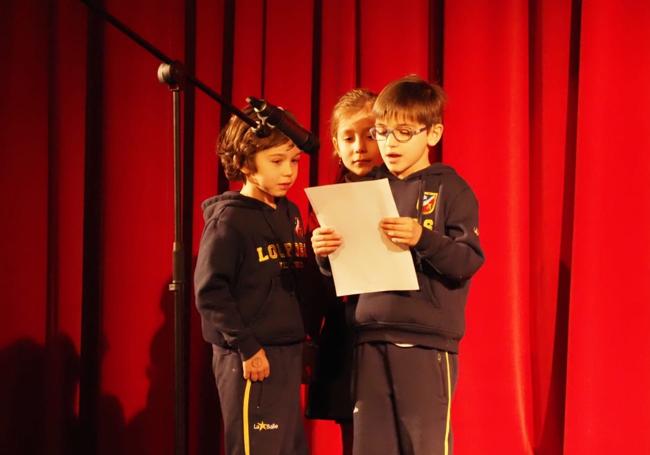 Alumnos del colegio Lourdes leyendo unos poemas por la paz