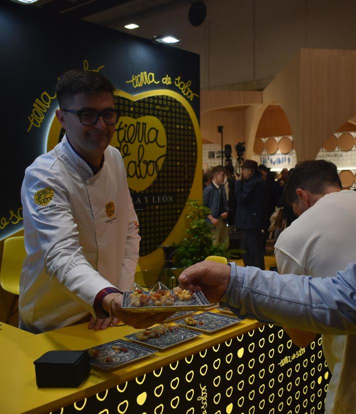 Imagen secundaria 2 - Cata dirigida por Fernando Mayoral en la que participó la consejera de Agricultura y degustaciones en el stand de Tierra de Sabor.