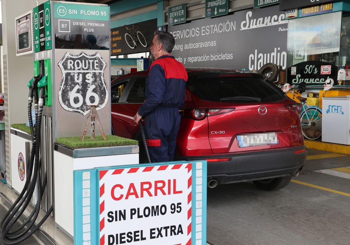 Manuel Suances atiende a un cliente en su gasolinera.