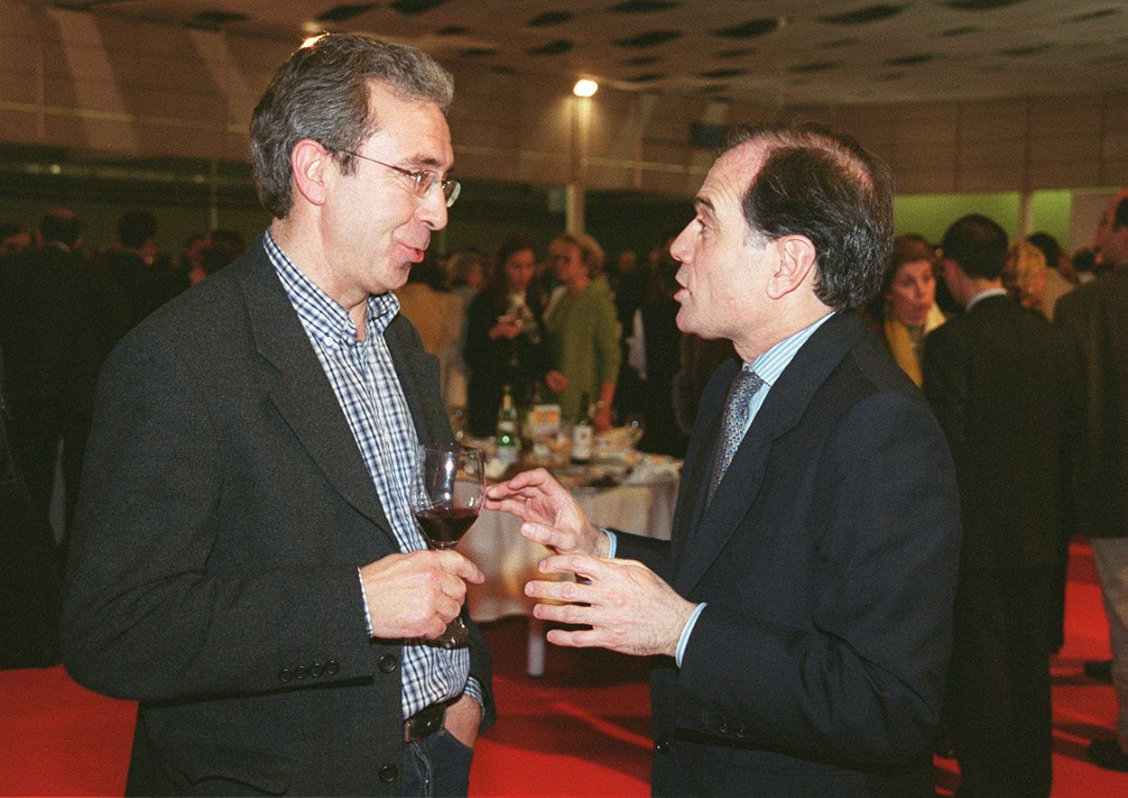 Jesús Anta y Tomás Villanueva, entonces miembro del Gobierno de la Junta de Castilla y León, conversan durante la entrega de los premios El Norte de Castilla del año 2000.