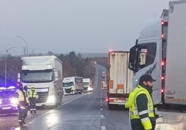 La Guardia Civil interviene en carreteras de León para controlar el tráfico.